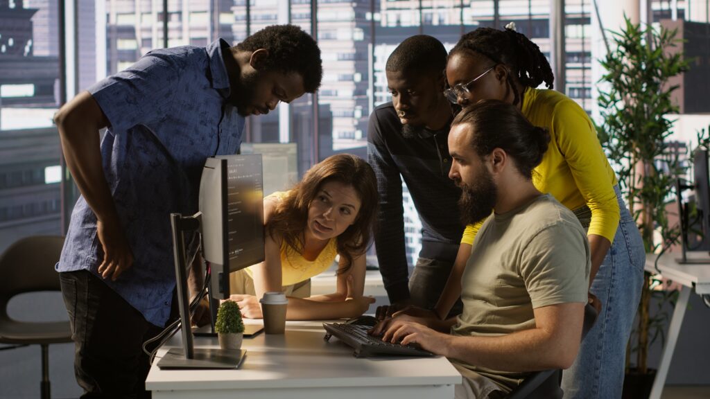 Montar uma equipe enxuta e bem alinhada é uma das formas mais inteligentes de reduzir custos de aplicativo sem abrir mão da qualidade no desenvolvimento.