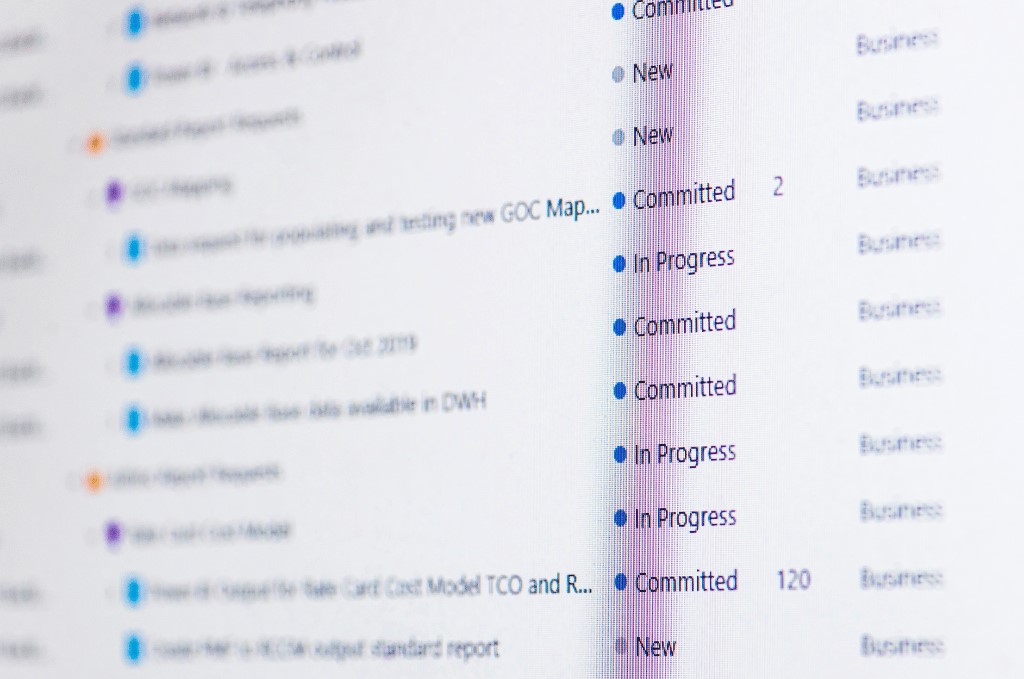 Computador exibindo na tela uma lista com status de requisições de backlog