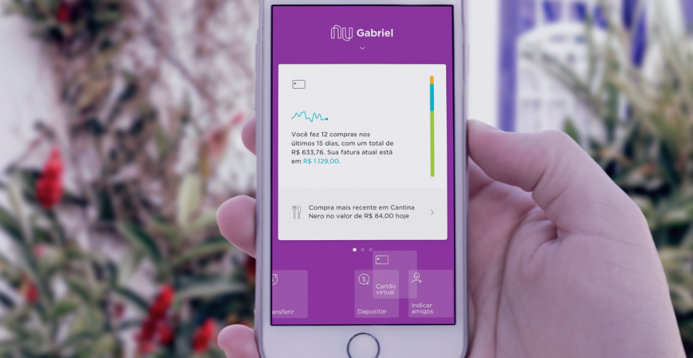 Aplicativo da Nubank Celular na mão de uma pessoa exibindo o aplicativo da fintech Nubank