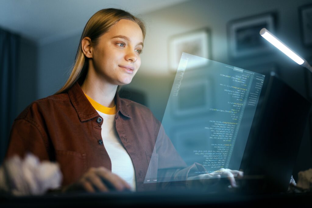 Mulher desenvolvedora de software full stack no computador corrigindo erros de aplicativo após estudos