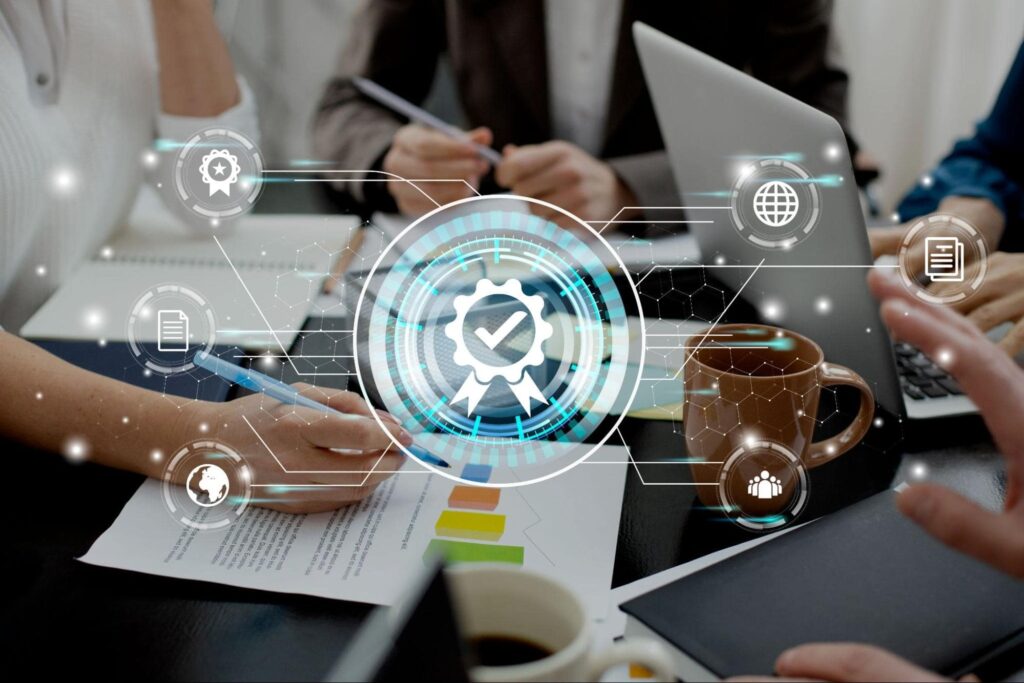 Eficiência e colaboração do DevOps Um grupo de pessoas utilizando a metodologia DevOps durante uma reunião sobre o produto final