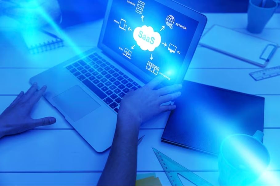 Pessoa visualizando o sistema Saas de cloud computing