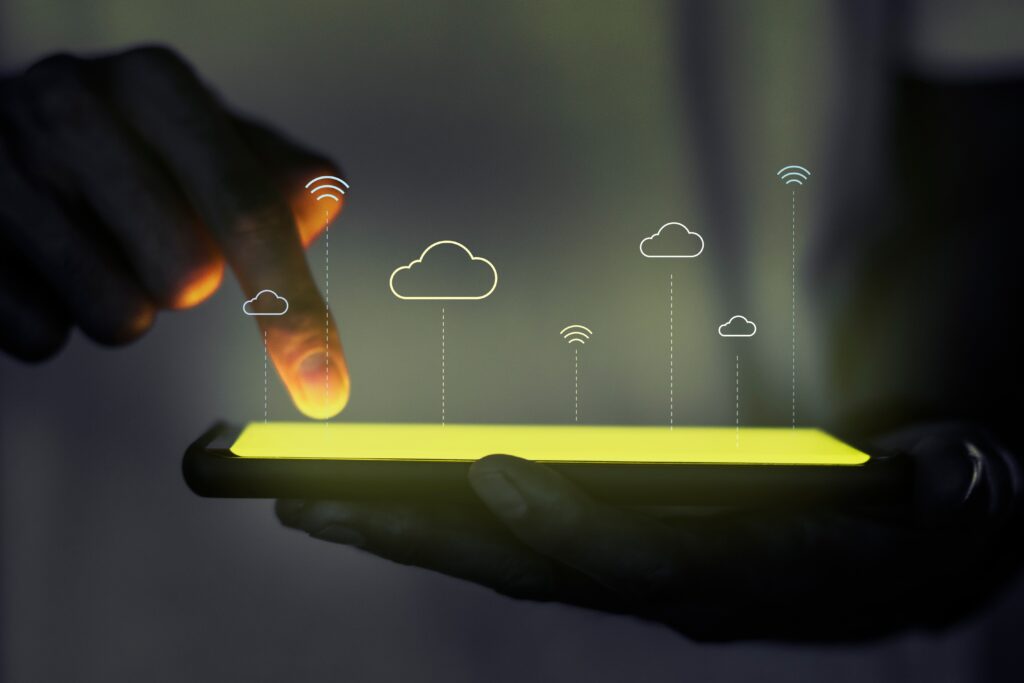 cloud computing celular Pessoa acessando sistema de cloud computing no celular