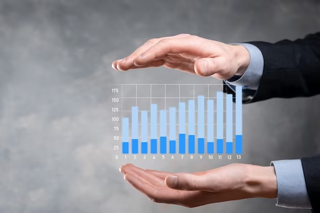 Homem mostrando gráfico de aumento de produtividade após recorrer ao outsourcing.