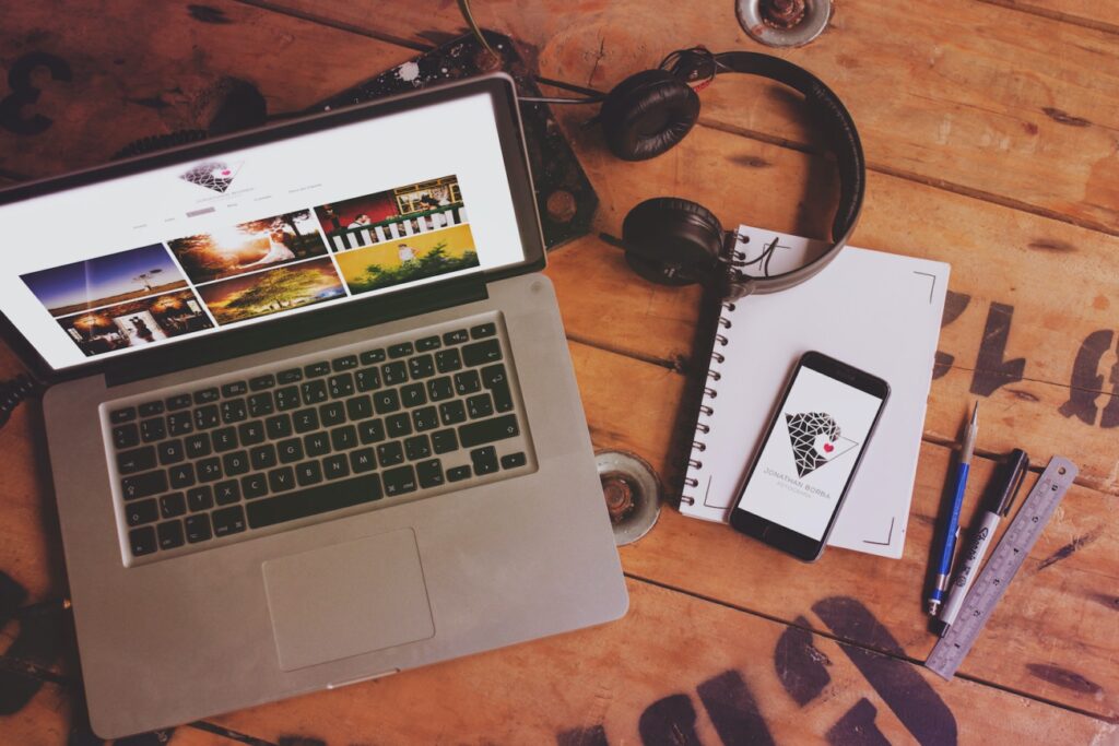 aplicativo multiplataforma acessado de diferentes dispositivos (celular e notebook)