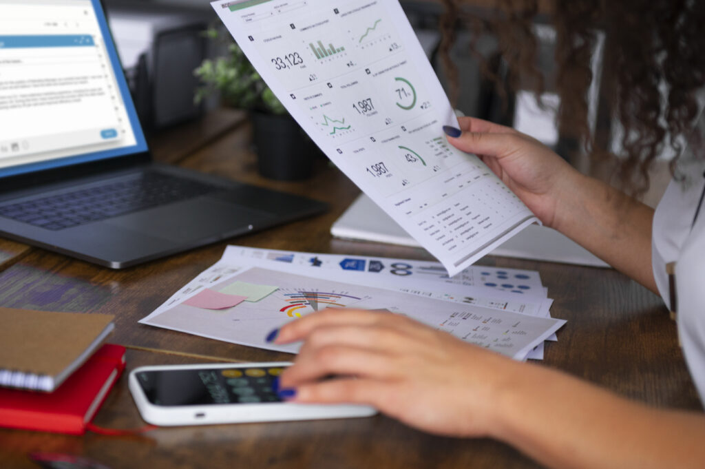 ux research quantitativa Profissional de UX fazendo cálculos de pesquisa (UX research) quantitativa