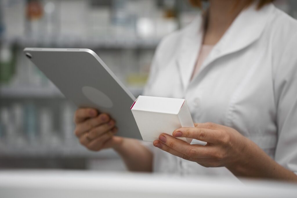 Farmacêutica usando aplicativos de farmácias em seu trabalho