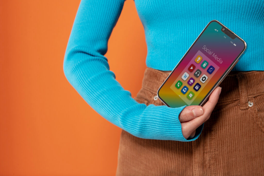 mulher segurando celular e exibindo diferentes nomes de aplicativos