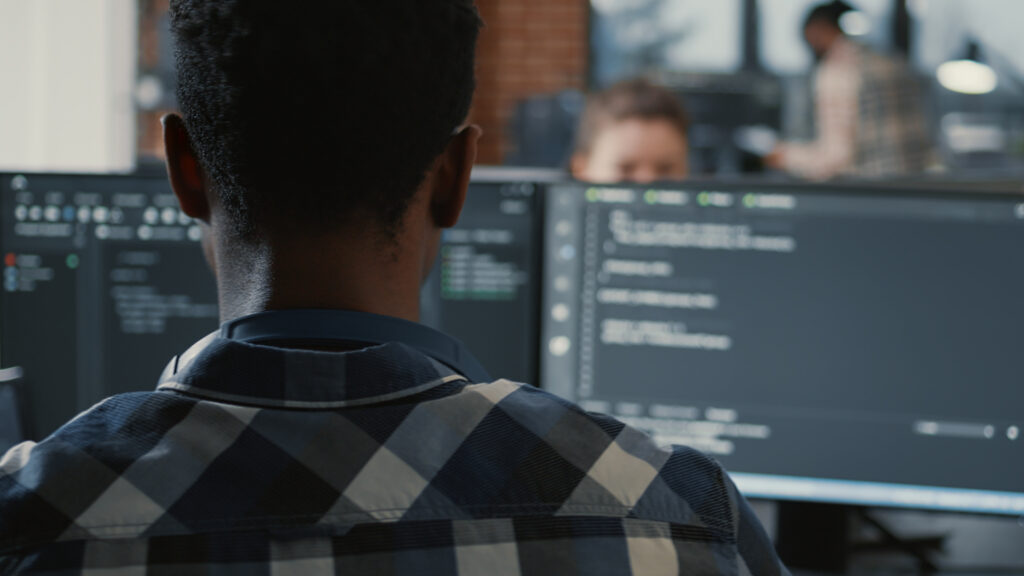 profissional de ti desenvolvendo software através de framework