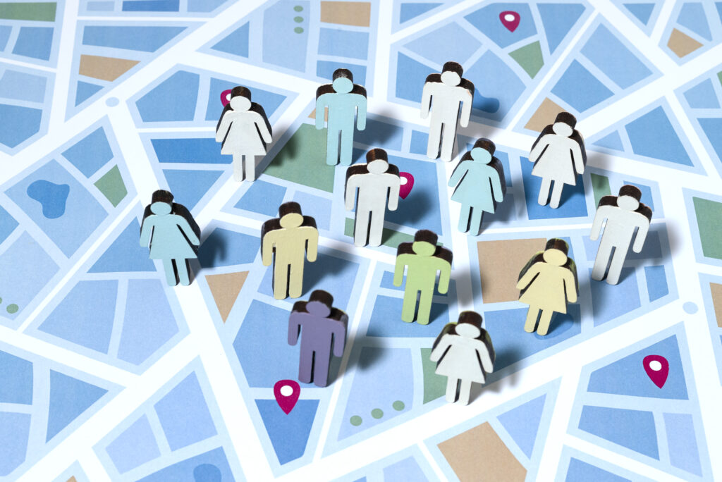 Pessoas em diferentes localidades escolhidas para alocação de profissionais.