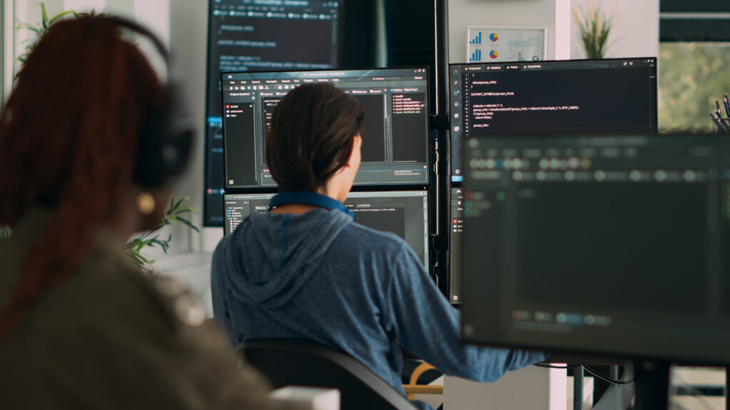 Programador utilizando seus conhecimentos em estrutura de dados para desenvolver site e aplicativos.