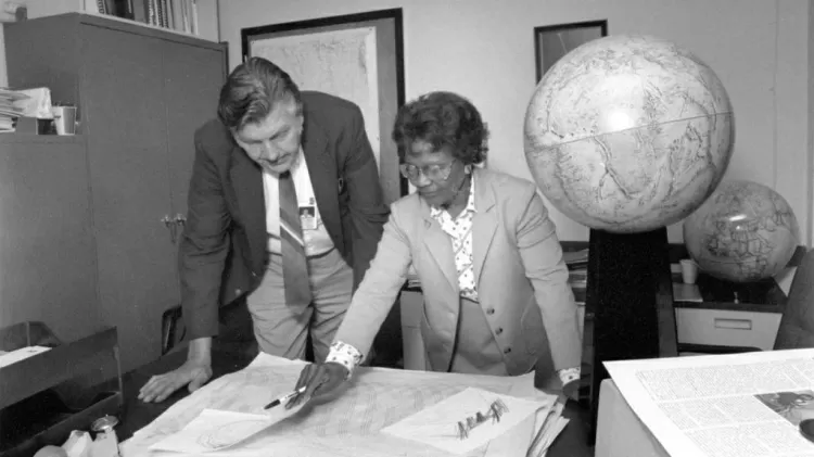 Gladys West analisando dados do Sistema de Posicionamento Global (GPS), tecnologia que revolucionou o conceito de geolocalização/Domínio Público/U.S. Navy.
