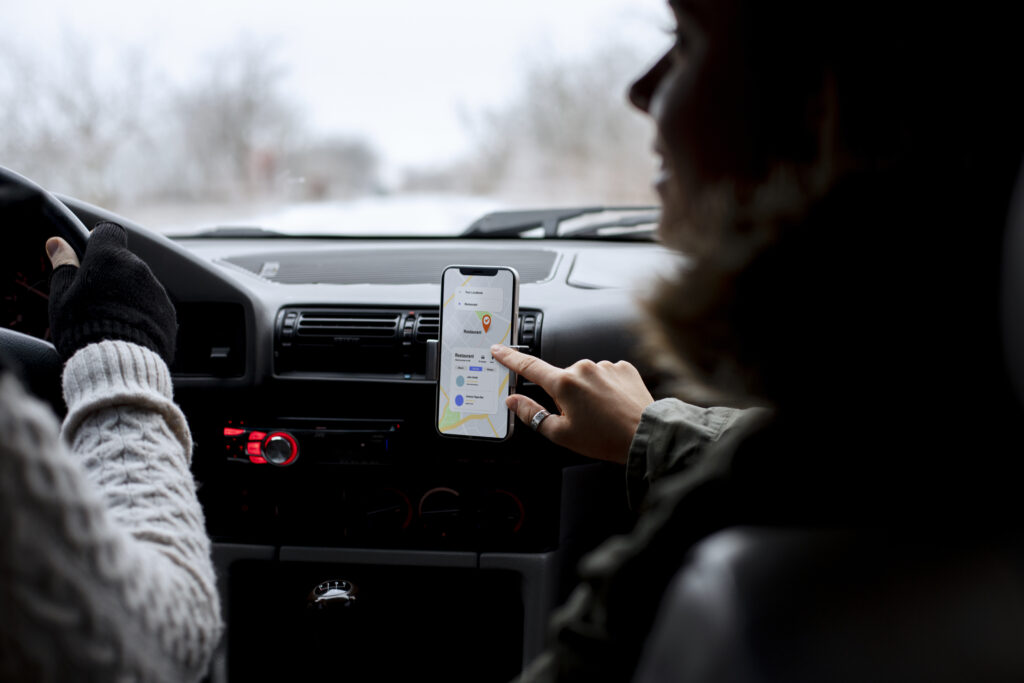 A monetização de aplicativos de corrida pode se dar por Pay-Per-Use, onde o usuário paga por cada corrida.