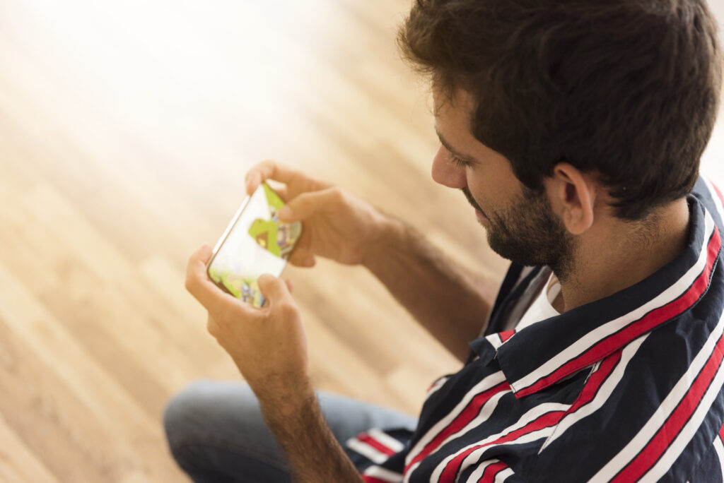 A monetização de aplicativos gamers pode se dar com compras no app, que permite funcionalidades extras, como skins, personagens exclusivos, armas especiais e outros itens personalizados