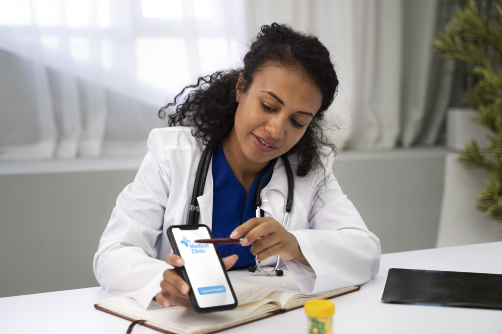 "Com o auxílio das health techs, médicos monitoram dados em tempo real, proporcionando um atendimento mais eficiente e personalizado para o bem-estar de cada paciente.