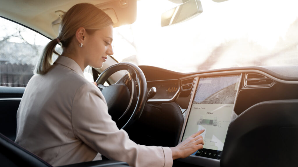 : Os carros autônomos dependem de sistemas embarcados para operar de forma autônoma, sem a necessidade de intervenção humana. Esses veículos utilizam uma combinação de sensores, algoritmos de IA e sistemas embarcados para perceber e interagir com o ambiente ao seu redor.