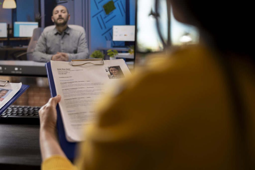 Entrevistas fazem parte da rotina do Tech Recruiter e tudo começa com uma análise criteriosa de currículos para formar times de alta performance em tecnologia