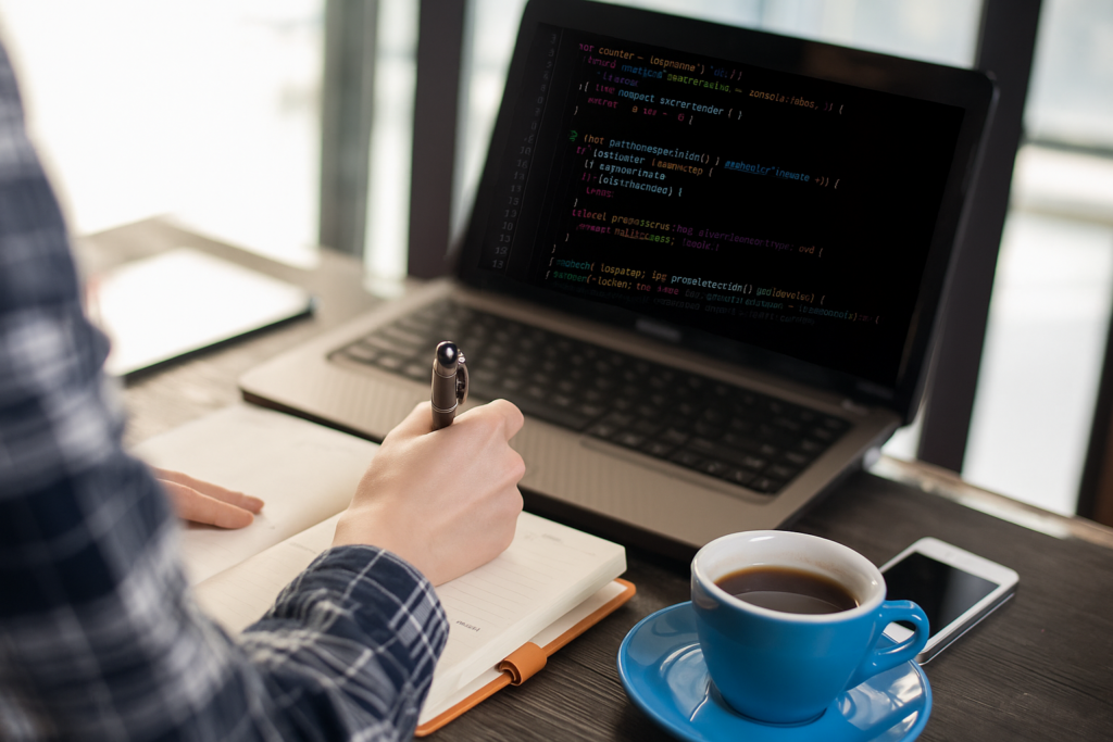 Anote, pesquise, assista videoaulas, faça cursos online gratuitos e mergulhe nas comunidades de programação no Reddit. O caminho no desenvolvimento full stack é feito de estudo constante e muita curiosidade.