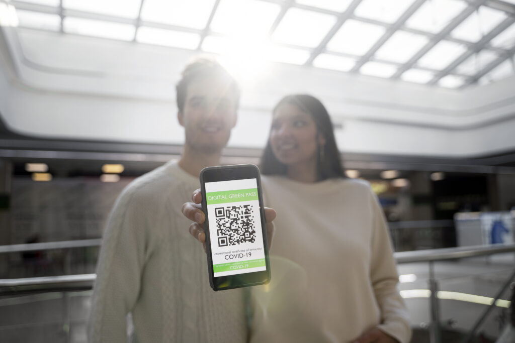 Tecnologias como QR Code facilitam o controle de acesso em um Sistema de Gerenciamento de Clubes, oferecendo segurança e praticidade para sócios e gestores.