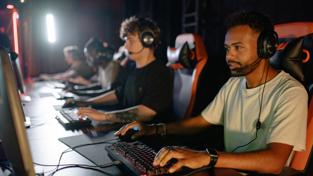 Um time de desenvolvimento trabalhando juntos no computador. Um time de desenvolvimento trabalhando juntos no computador.