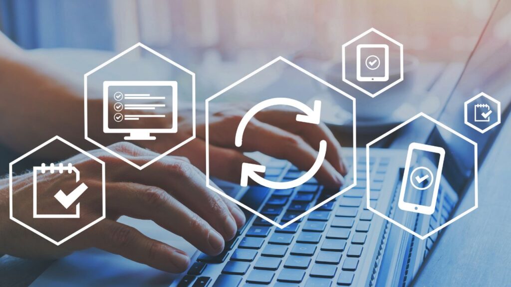 imagem de uma pessoa digitando em um teclado de notebook